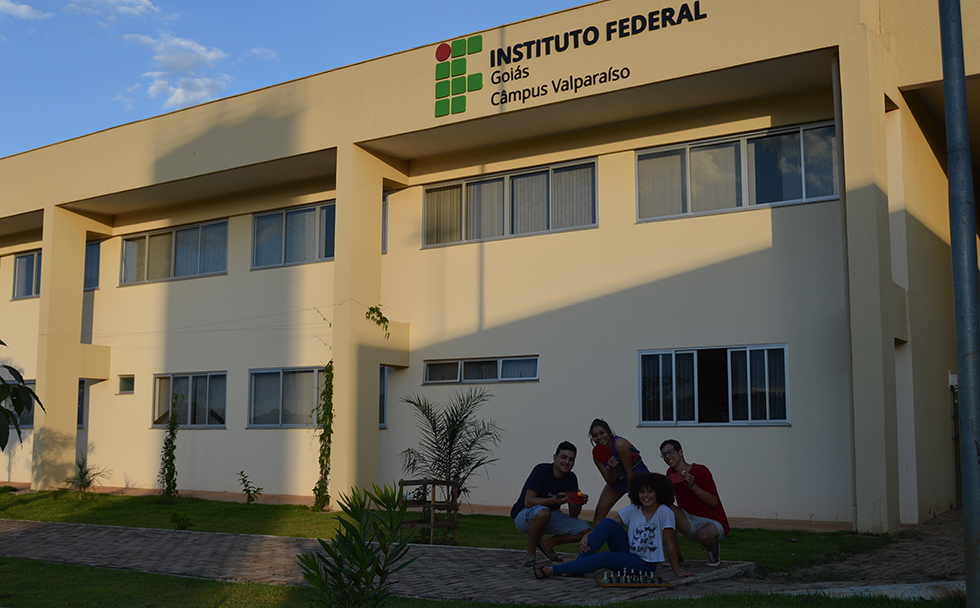 Foto: da esquerda para direita, na fileira detrás: Henrique(tênis de mesa- 1º lugar), Emannuele (tênis de mesa- 1º lugar), Ygor (tênis de mesa- 2º lugar), na fileira da frente: Lara (xadrez- 1º lugar). Todos classificados em competição realizada nesta quinta-feira,26, para a etapa final dos Jogos Estudantis